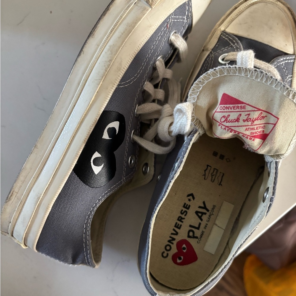 COMME DES GARCONS PLAY
Converse Chuck Taylor Low